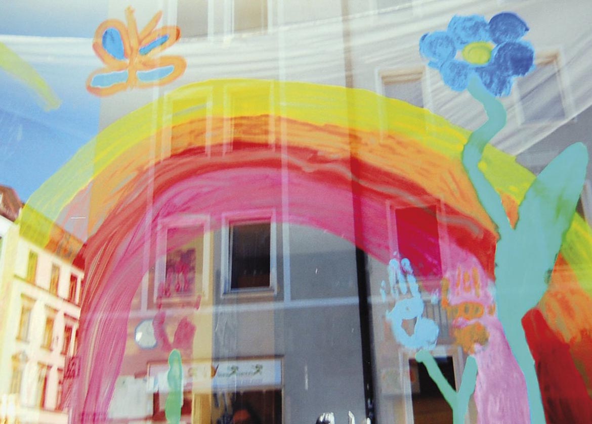 Kindergruppe Spielbar | 4-6 Jahre | Regenbogen-Blumenhaus-Fenster | Motto 2012: Unsere Welt ist bunt | München und Oberbayern