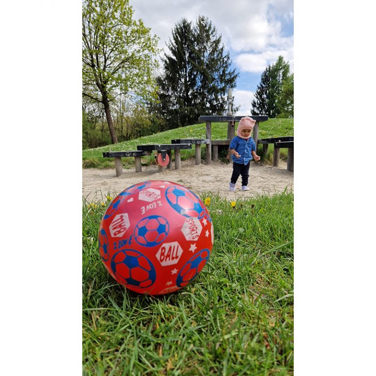 Vian Chris, 7 Jahre, Kleines Baby, großer Ball