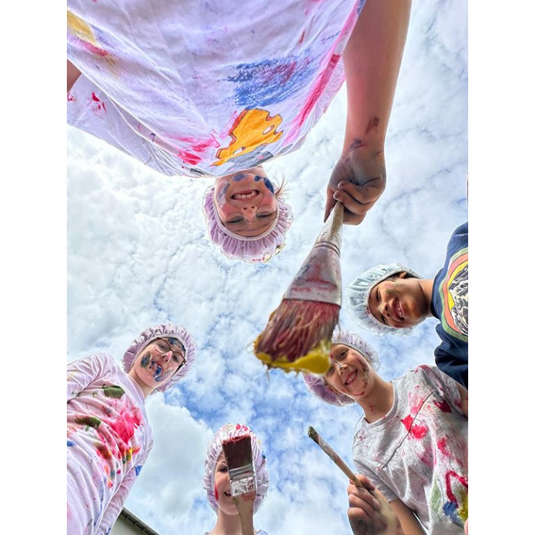 AWO_Kinderhort_Muumlhldorf_7-9_Mit-Pinselhand-und-Kinder-bunt-wird-die-Welt-ein-Farbenfund