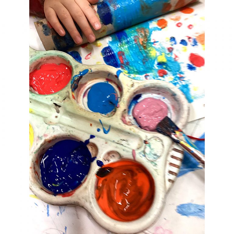 Kindergarten_Heinrich-Braun-Weg_5-6_Farbenkasten_Die-Welt-in-Kinderfarben