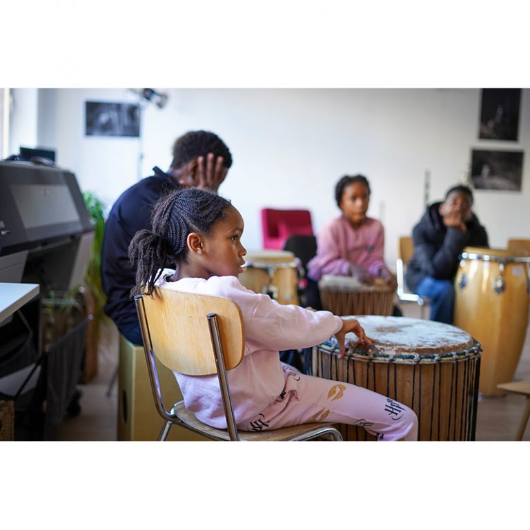 Refugio_Kunstwerkstatt_Landsberger-Kids-1_6-9_Zeit-zu-trommeln