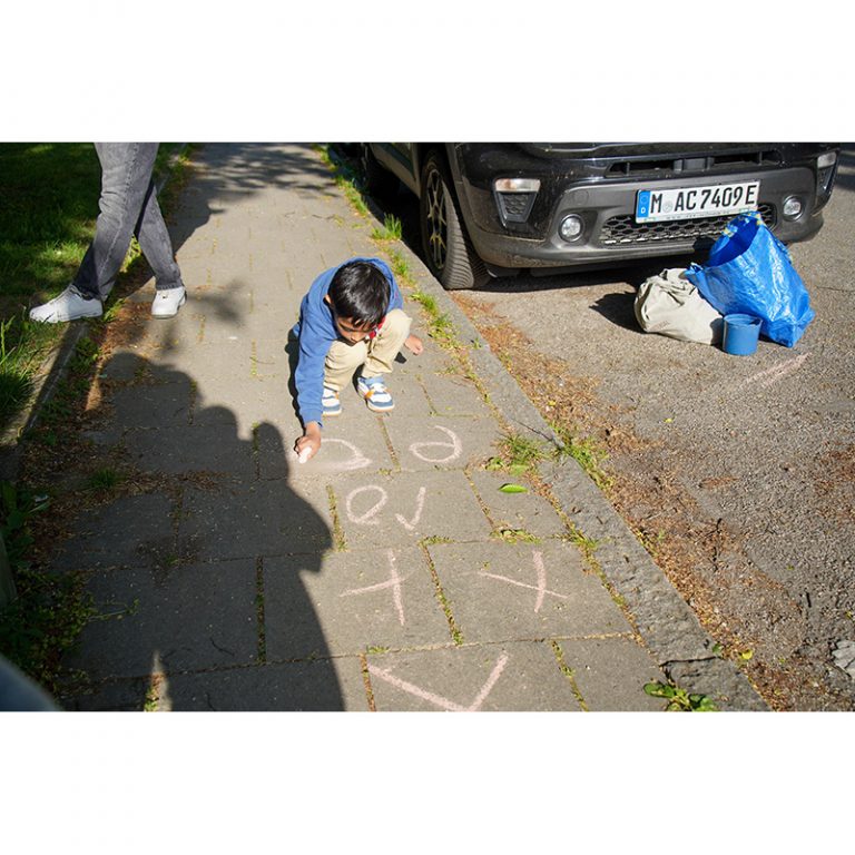 Refugio_Kunstwerkstatt_Landsberger-Kids-2_7-9_Auf-dem-Weg-zum-Spielplatz-1