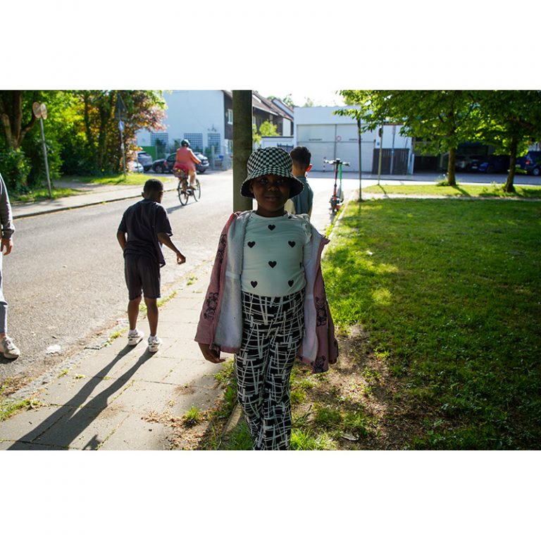 Refugio_Kunstwerkstatt_Landsberger-Kids-2_7-9_Auf-dem-Weg-zum-Spielplatz-2