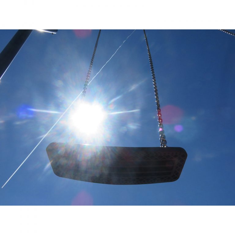 Grundschule-HvBA-6-bis-7-Jahre-Die-Sonne-hinter-der-Schaukel