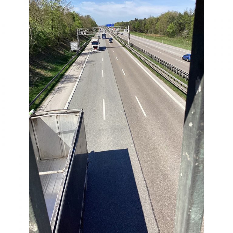 Kiga-Heinrich-Braun-Weg-5-7-Gross-und-klein-LKW-unter-der-Bruecke