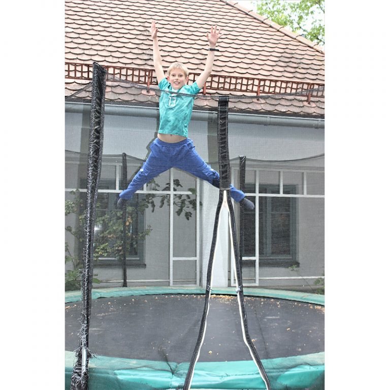 Kinderhaus-Franziskus-10-bis-12-Jahre-Jump-in-the-air