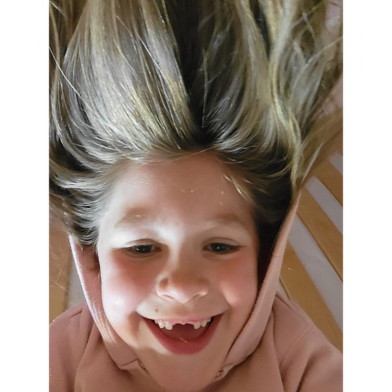 Laura-7-Jahre-Schwerelose-Haare