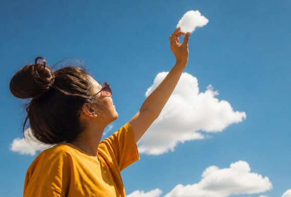 KI-generiertes Bild, das eine Frau zeigt, die eine Wolke mit der linken Hand nimmt. Dabei wird die Foto-Methode "Erzwungene Perpektive" verdeutlicht.